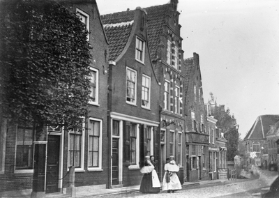 127618 Gezicht in de Kapellestraat te Oudewater, uit het noorden, met rechts op de achtergrond de St. Ursulakapel ...